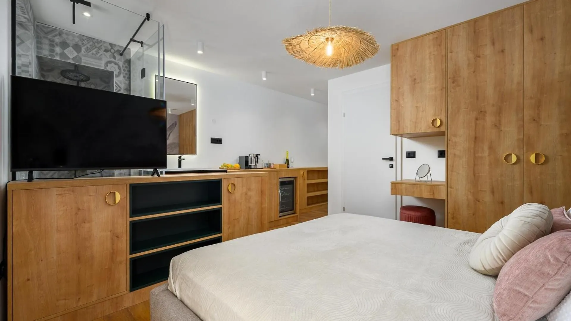 Room In An Apartment In Central Location 포레치