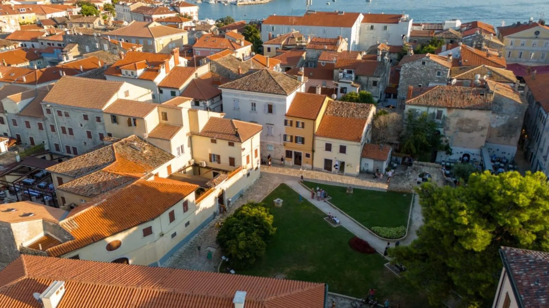 Room In An Apartment In Central Location Poreč